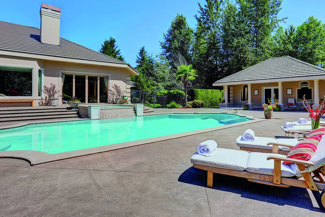 Maison avec une piscine spectaculaire pavée avec du béton imprimé